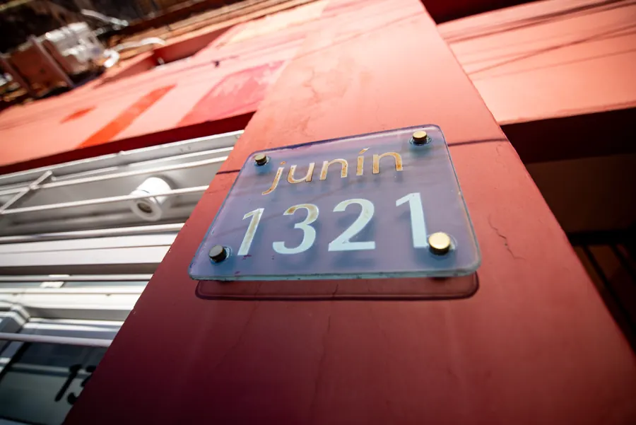 Cartel con el número 1321 en la entrada